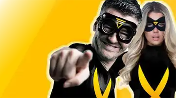 Изображение героя в стиле супергероя, указывающего на зрителя, рекламирующего бонус Приведи друга от Cactus на ярком желтом фоне с женским персонажем-супергероем на заднем плане.